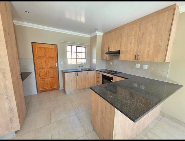 2 BEDROOM TOWNHOUSE FOR SALE IN MEYERTON CENTRAL